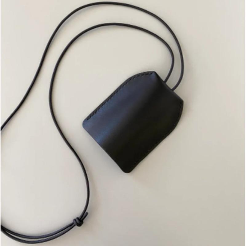 

Японська регульована шкіряна сумка для ключів через плече з ремінцем на шиї, що запобігає втраті, і захисною кришкою для ключа автомобіля 8.5x10.5cm чорний