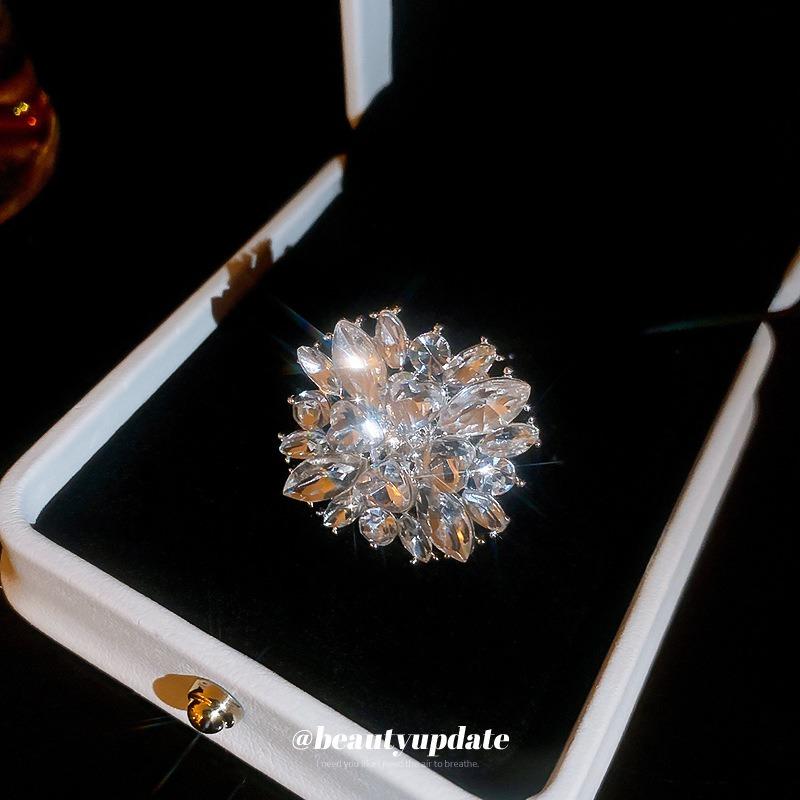 Super Flash Diamond-set Flower Ring Women's Niche Versatile Fashion Ring Temperament Light Luxury High-end Jewelry Wholesale
