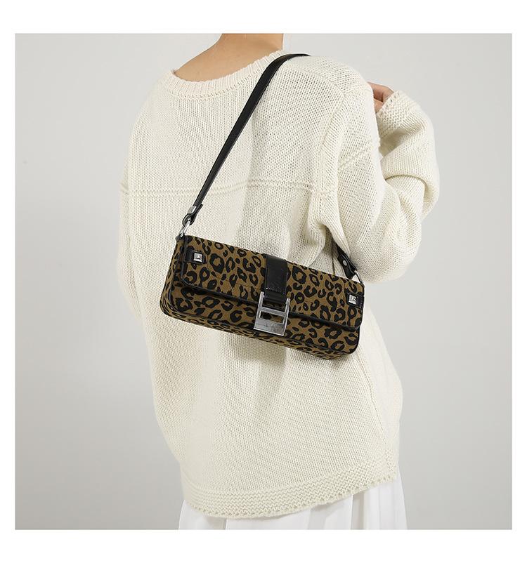Niche leopard print underarm bag, fashionable retro high sense, commuting shoulder essential women's bag.
