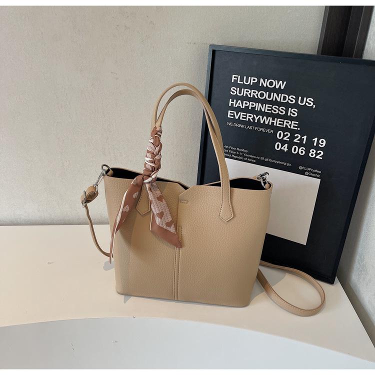 

2025 spring and summer new women s bags simple fashion bags casual tote Korean version trendy large-capacity messenger handbag хакі