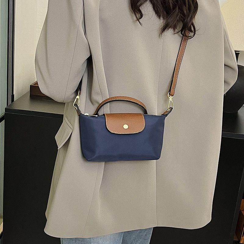 Elegant Lightweight Crossbody Handbag: Versatile Women's Commuter Bag with Phone and Coin Pockets