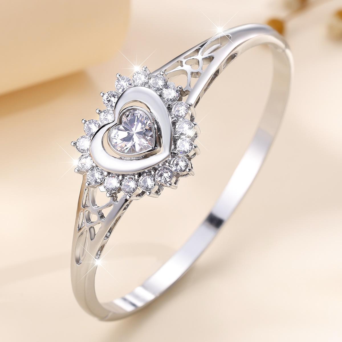 Trendy Hollow Love Heart, High-end, Versatile, Fashionable and Luxury Bracelet 17CM