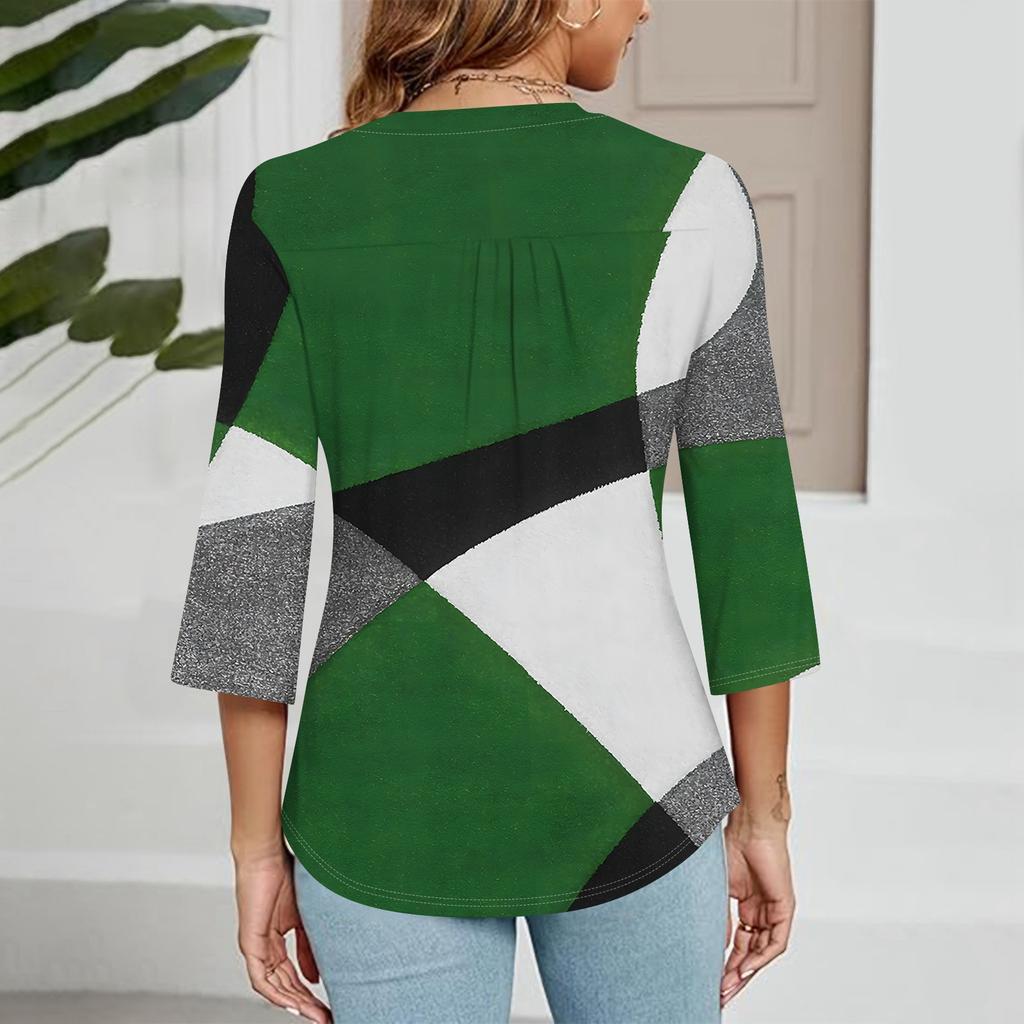 Damski top z dekoltem w serek i nadrukiem gradientowym, rękawami trzy czwarte, modny