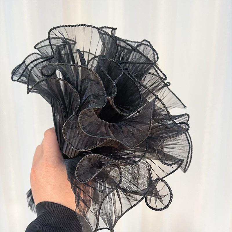 

Сітка з хвилястої пряжі з квітковим візерунком: Вкладання та пакування букета зі свіжих квітів