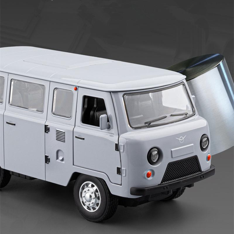 1/18 UAZ Traveler MPV Alloy Van Car Model Diecast Metal Off-road Vehicles Car Model Simulation Sound and Light Children Toy Gift