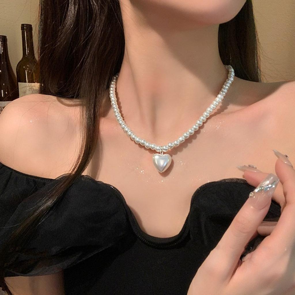 Elegant Heart Shaped Pendant Necklace Stylish Pearls Beaded Necklace with Love Heart Pendant for Gatherings Parties