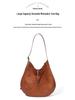 Borsa a Mezzaluna in Pelle Scamosciata Retrò: Borsa a tracolla monospalla di grande capacità