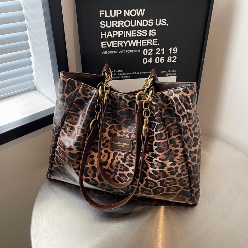 Large Capacity Tote Bag Women's 2025 New Big Bag Fashion Leopard Print Commuting Temperament Single Shoulder Armpit Big Bag