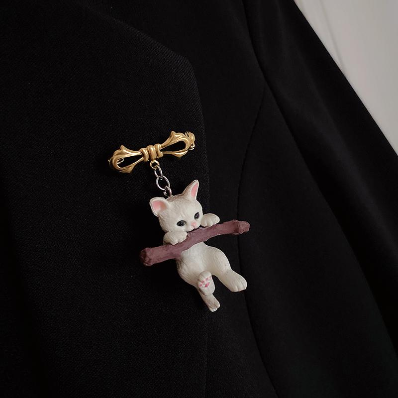 Cute 3D Cat Animal Hanging Branch Brooch Kawaii Animal Lapel Pins Clothes Backpack Jackets Decoration For Children Women Gifts