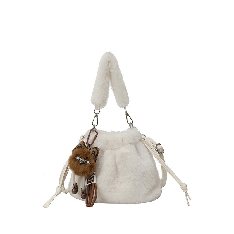 Faux Fur Tote Bag Soft Fluffy Shoulder Bag With Cute Pendant Plush Drawstring Crossbody Bag Women Winter Casual Commuter Handbag 16x12x22cm белый