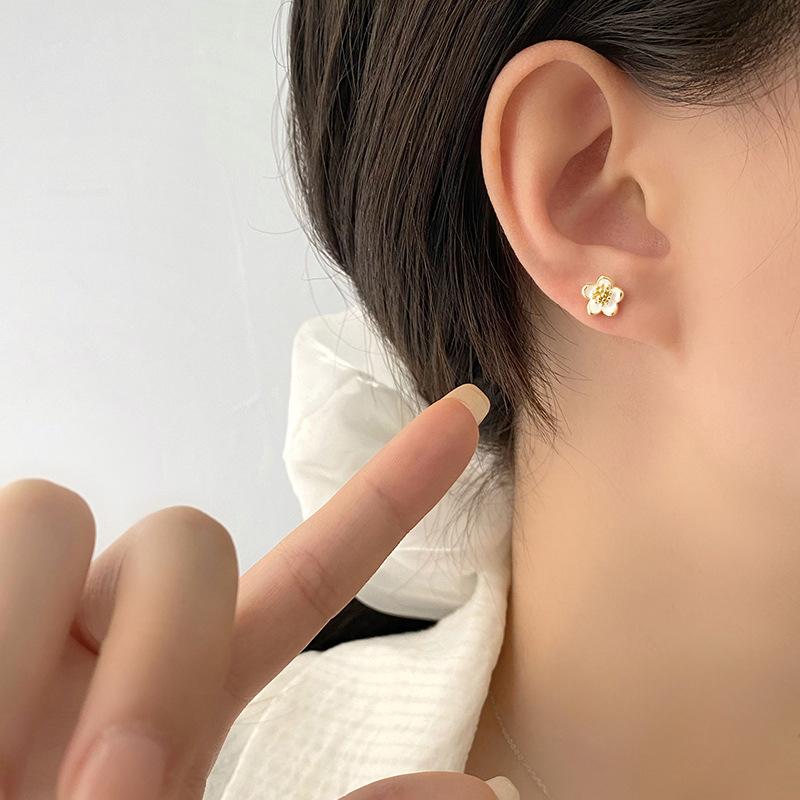 Sweet Flower Earrings for Women with Fresh and Pastoral Style Versatile Earrings