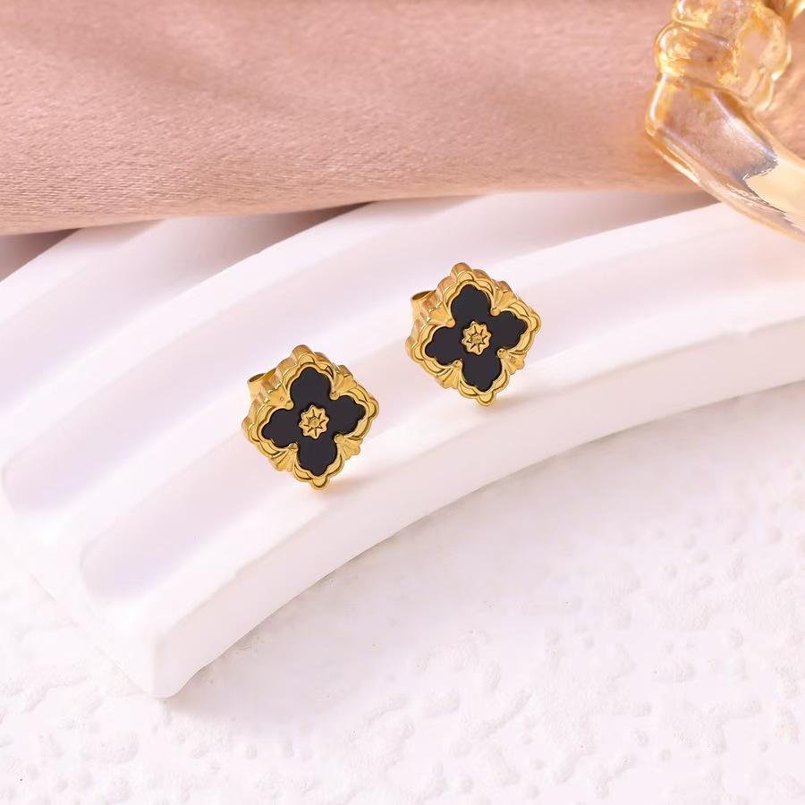 European Three-Piece Jewelry Set: Retro Black Gold Four-Leaf Clover Necklace, Earrings, and Bracelet