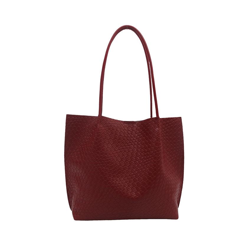 

Large capacity woven bag women s 2025 new winter retro versatile shoulder underarm bag Korean version portable tote bag красный