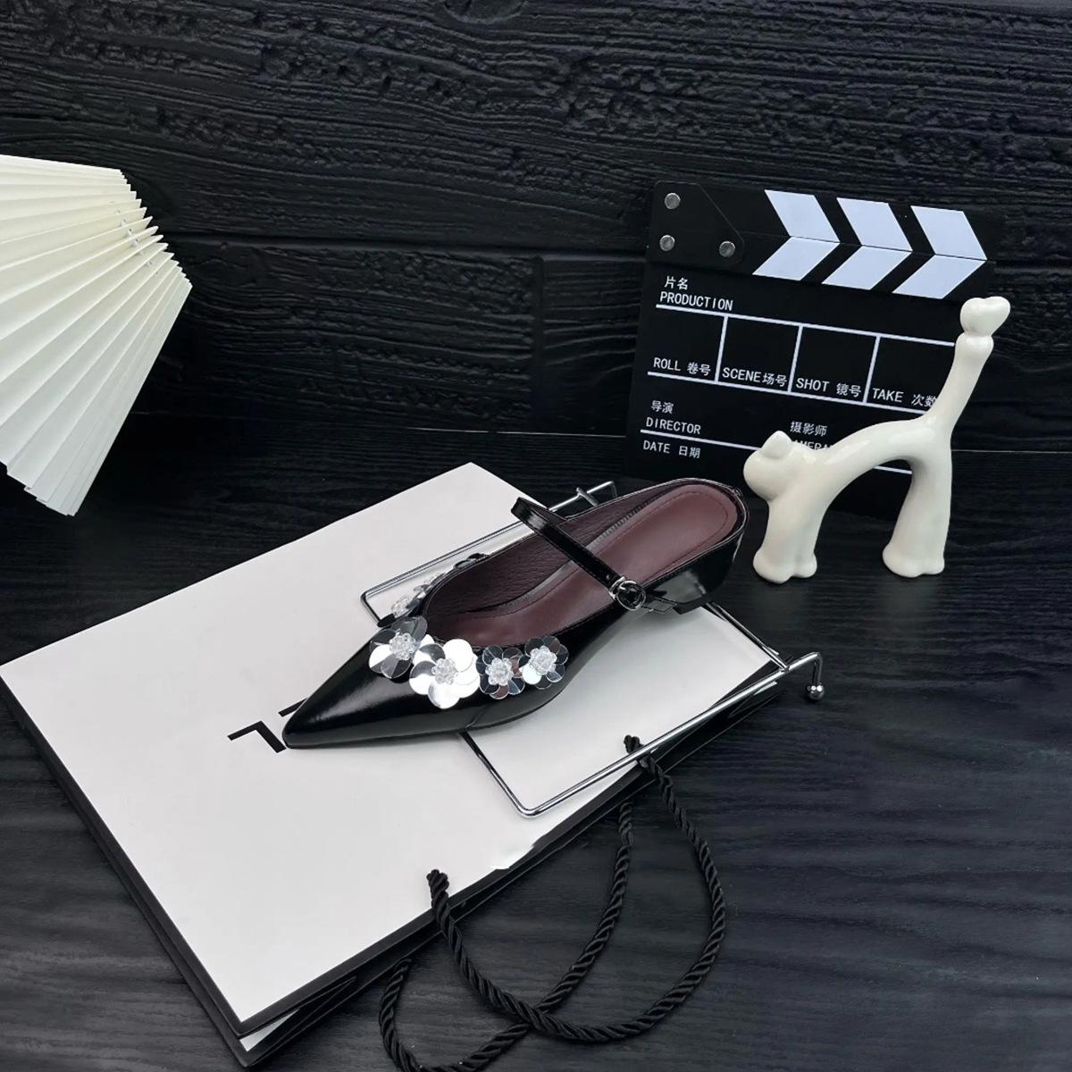 

Версия из овчины~ сандалии с острым носком и открытой пяткой, с темпераментом, женские, с пайетками, с цветком, на ремешке с одной пряжкой, полузакрытые, туфли с закрытым носком 40