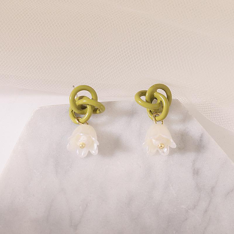 

Серьги-гвоздики с зеленым цветком и маленьким девичьим темпераментом