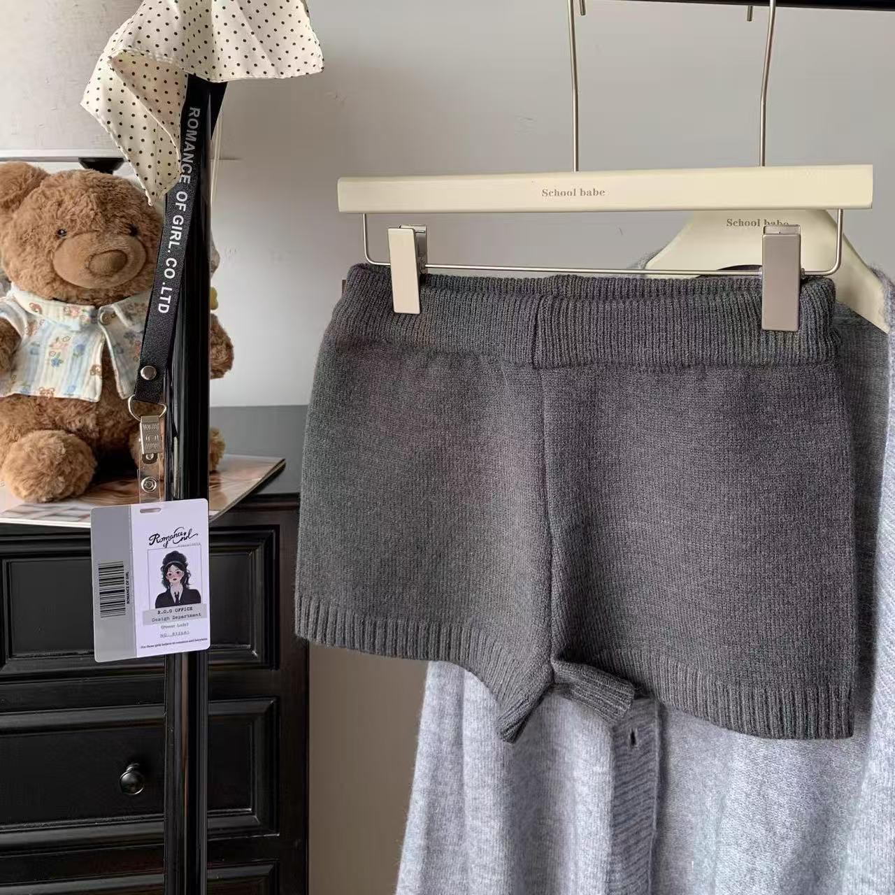 

High-Waisted Knit Shorts for Women: Slimming, Versatile, Retro Korean Style, Solid Color, Elastic Waist, Three-Quarter Length 2XL (120-130 jin) темно-сірий