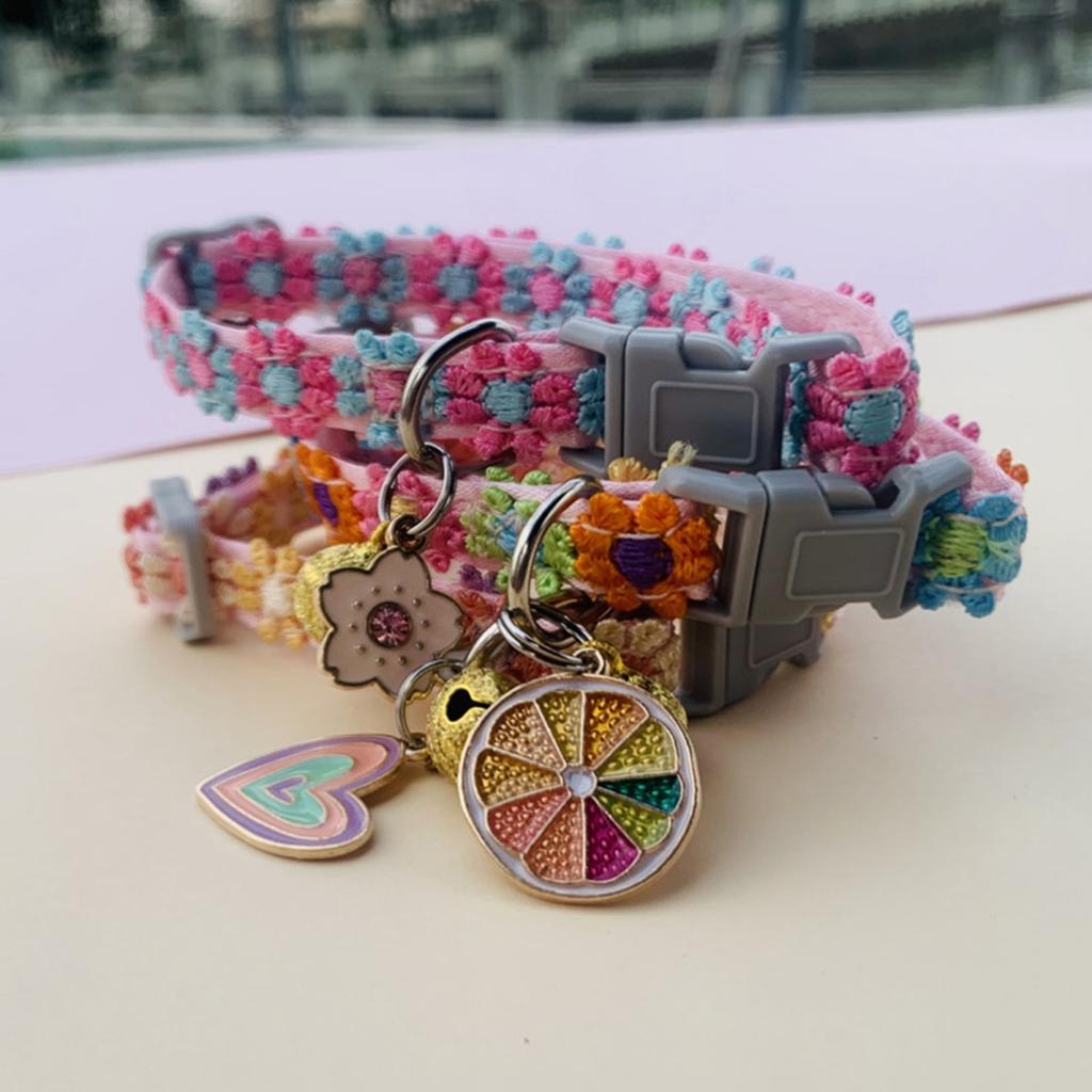 Verstellbares Katzenhalsband mit Blumenmuster und Glöckchenanhänger, weich, leicht, modisch, für Kätzchen und Haustiere, für den täglichen Gebrauch, Fotos