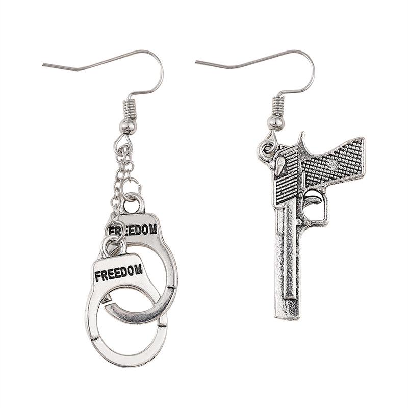 

Асимметричные серьги-наручники в виде ретро пистолетов серебристого цвета в гонконгском стиле - Крутые, дерзкие, в панк-стиле
