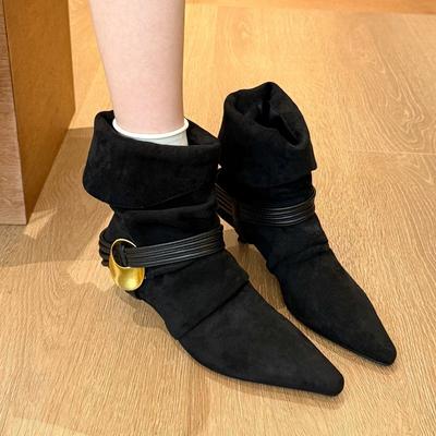2025 Neuer Stil Schlankmachend Vielseitig Modisch und Schlicht Unregelmäßig geformte Metallschnalle Spitzschuh Dünner Absatz Kurze Stiefel