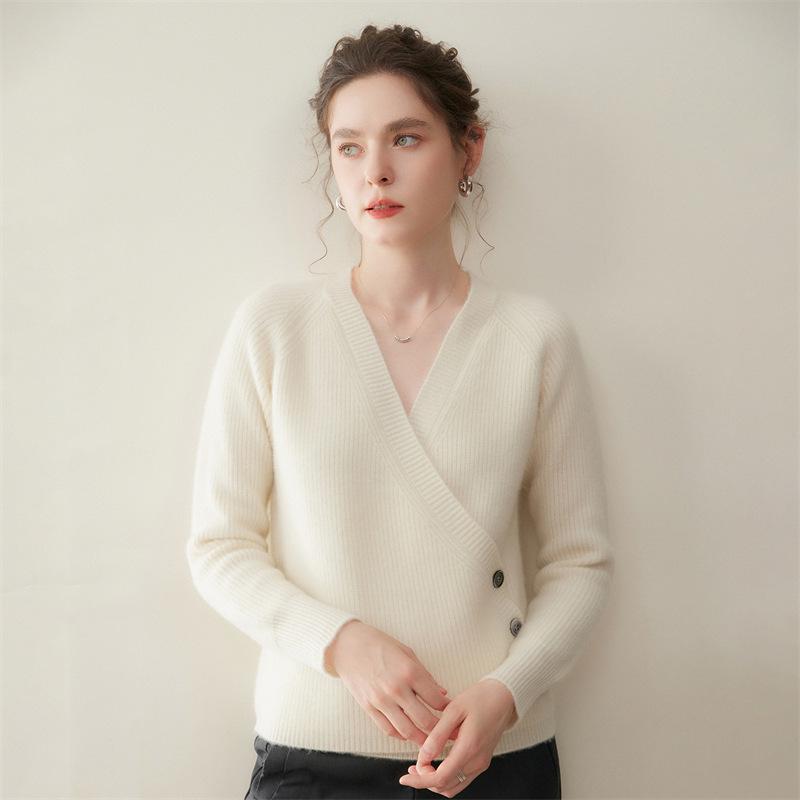 Autumn/Winter Women's Solid Color Cashmere Knit Cardigan with Three-Button Raglan Sleeves