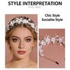 Elegantes Haaraccessoire mit weißen Stoffblumen, Perlen und Strasssteinen – perfekt für festliche Anlässe und als Brautschmuck.