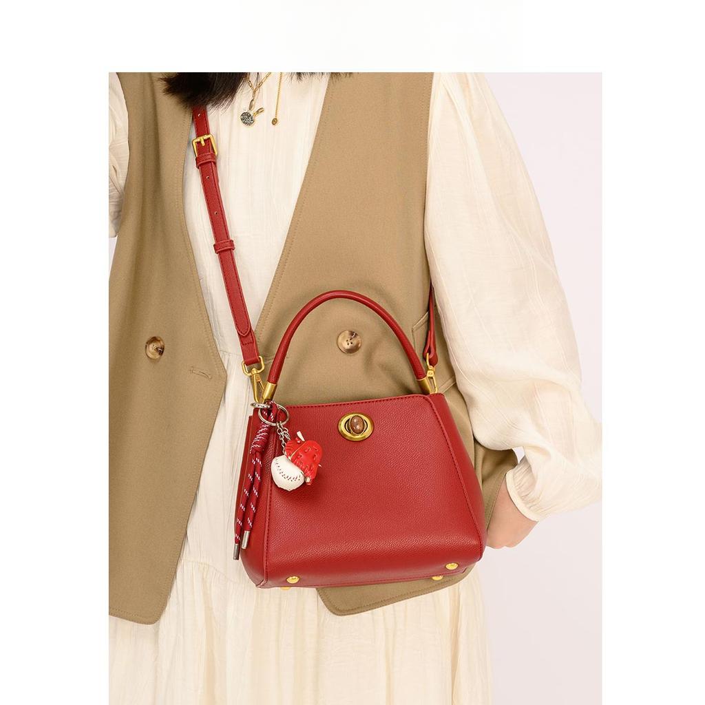 This Red Leather Bag Is A Niche Wedding Bag for Brides, A Hand-held Bucket Bag, and Is Versatile for Commuting. It Can Be Worn Diagonally