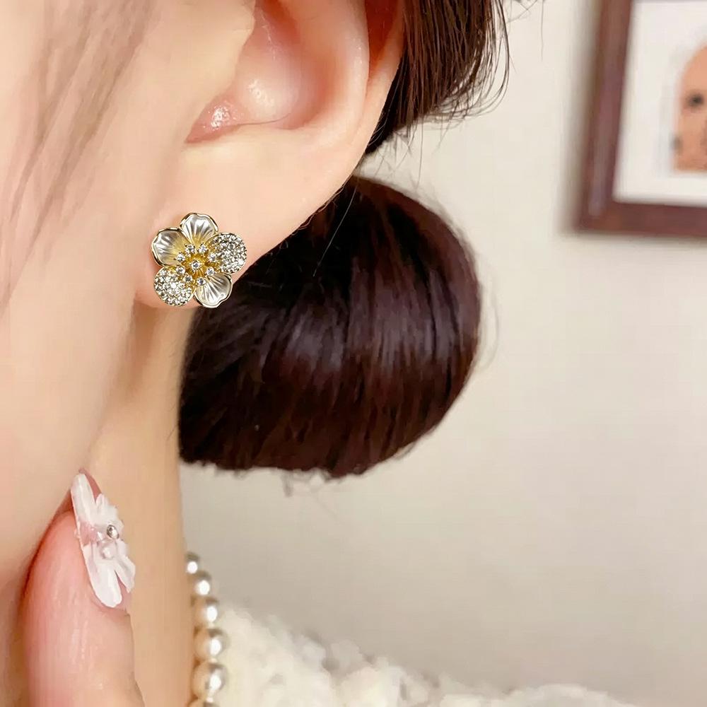 Niche Exquisite Sweet Style Flower Earrings for Women - Light Luxury, High-End, Elegant & Versatile Accessories