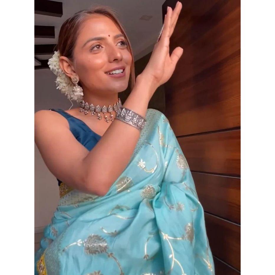 Beautiful Zari Work  With Coding Sequance Lace Border In Form of Traditional Motifs. This Beautiful Saree