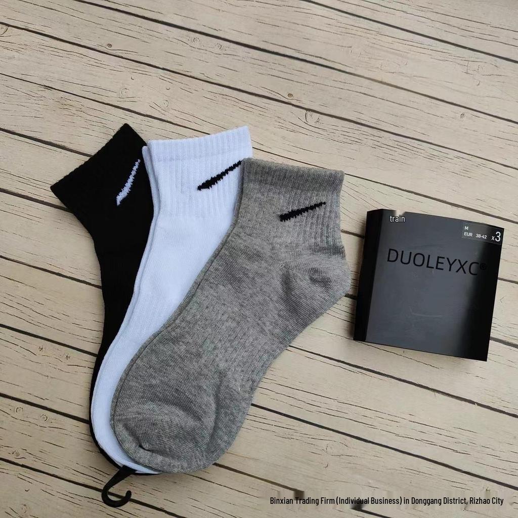 Suwanai Kester Black & White Mid-High Sports Socks - All Seasons
