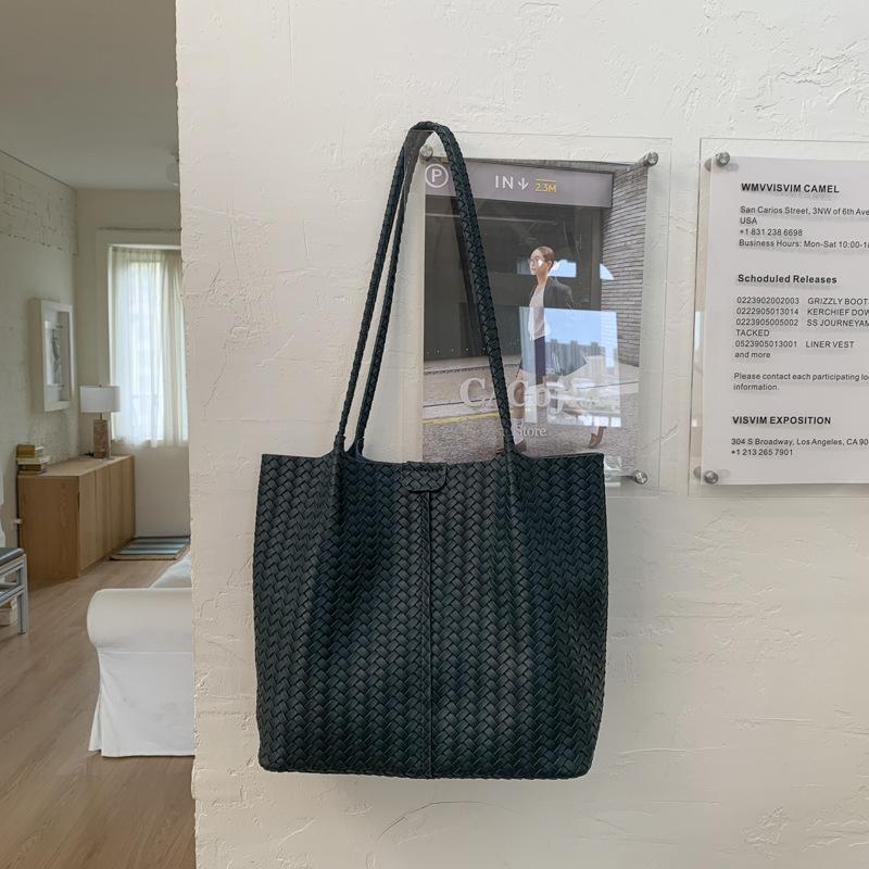 

Простая и вместительная плетеная сумка через плечо женская 2025 осень и зима нишевая мягкая кожа универсальная для поездок на работу под мышкой сумка-мама 33*11*27