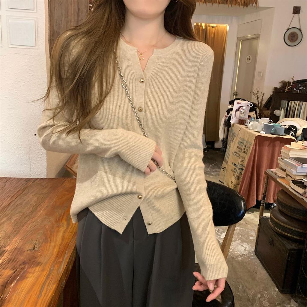 A Unique and Beautiful V-neck Sweater, An Early Autumn Cardigan for Women with A Distinctive Button Design, A Long-sleeved Knitted Base Layer Top