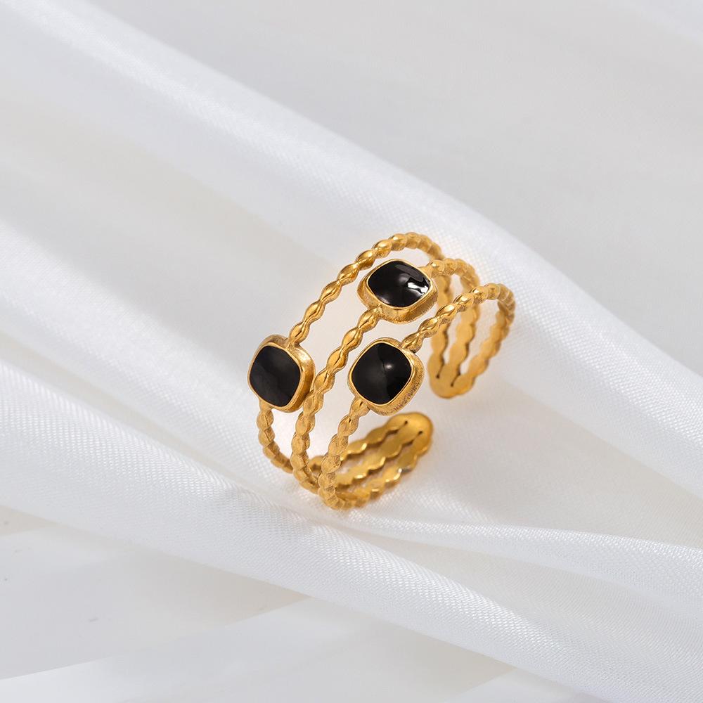 Anello in Acciaio Titanio Placcato Oro - Elegante Stile Ins da Donna con Sensazione di Alta Gamma e Design Semplice, Influenza Europea e Americana.