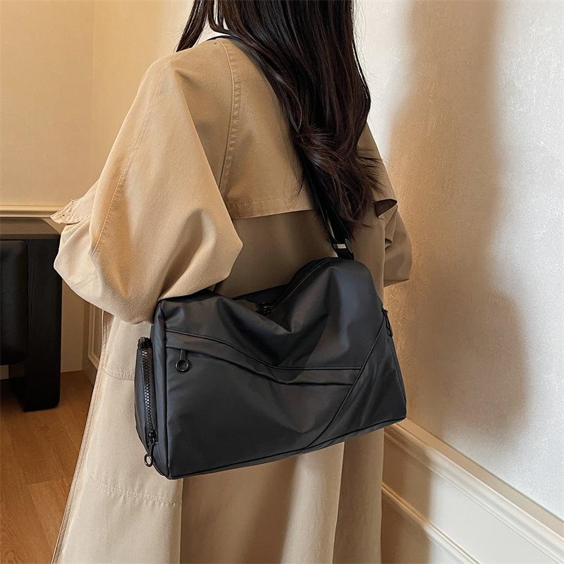 Black Large-Capacity Messenger Bag, Women'S Commuter Shoulder Bag, High-Value Large-Capacity Travel Bag, Small, Light And Water-Proof.