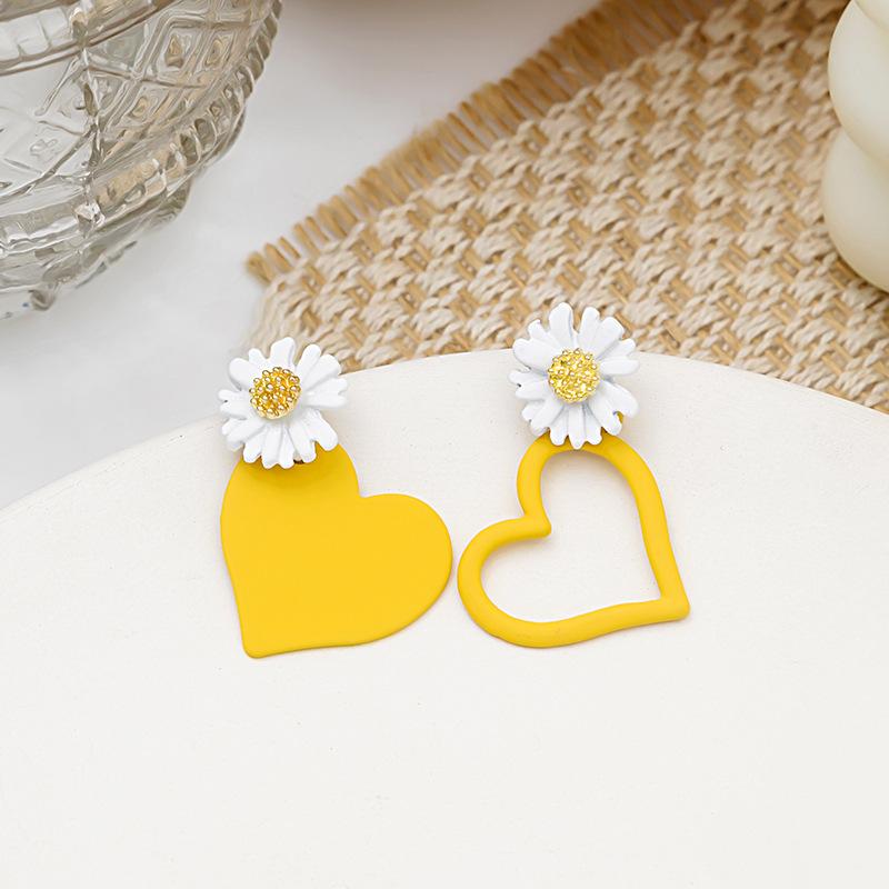 Sweet Fresh Daisy Stud Earrings Asymmetric Heart Hollow Dangle Earrings For Women Flower Earrings Gift Daily Jewelry Accessories