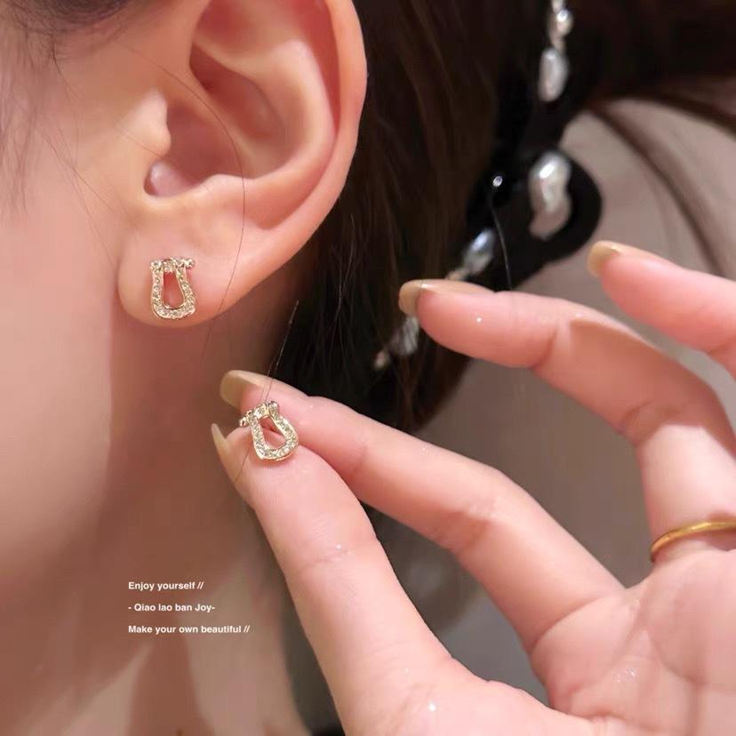 Liu Yifei Horseshoe Buckle Earrings Women'S U-Shaped 18K Gold-Plated Diamond Niche Earrings Versatile Temperament Premium Earrings