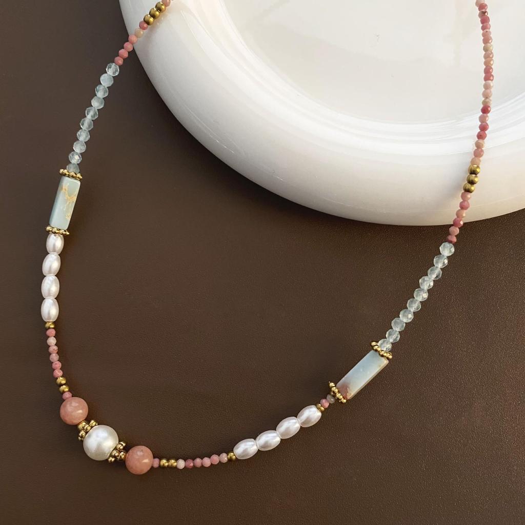 Handgefertigte Perlen-Titanstahl-Schlüsselbein-Kette mit Erdbeerquarz-Anhänger - Leichter Luxus-Stil, Anlaufgeschützt.