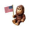Vlastenecká figurka Big Foot Malá pryskyřičná figurka Big Foot držící americkou vlajku Soška Sasquatche Ozdoba na palubní desku auta Dekorace na stůl