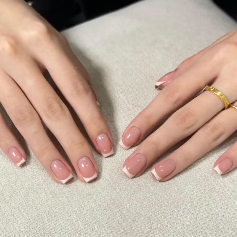 Hochwertige tragbare künstliche Nägel im Mandel-Nude-French-Stil – mittellange und lange Nagelspitzen