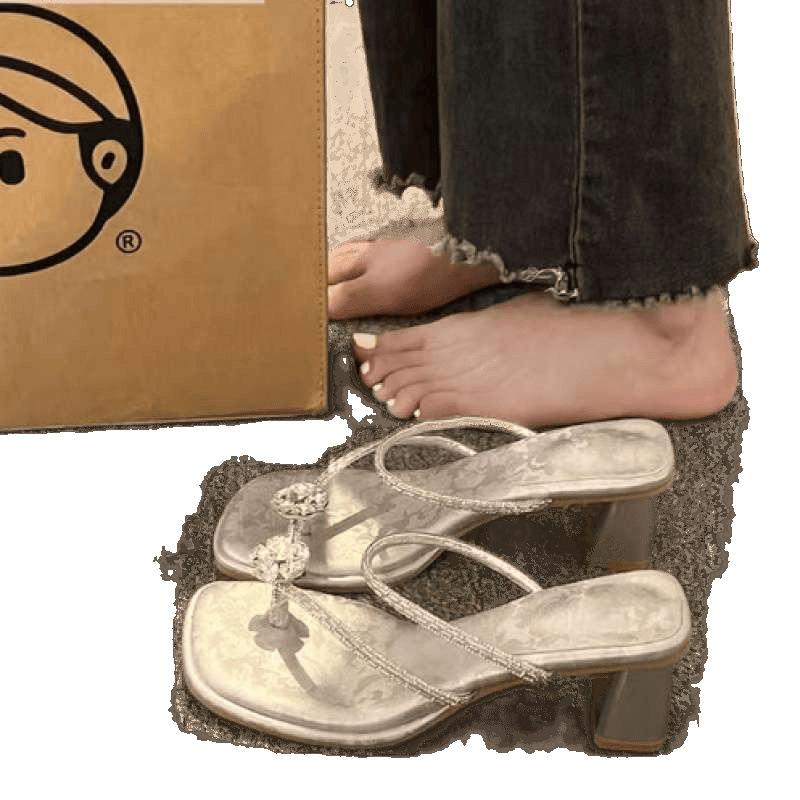 Wunderschöne große Strass-Blumen-Slipper für Damen-Sommerbekleidung 2025 neu französische Zehensteg-Sandalen mit dickem Absatz und Rock