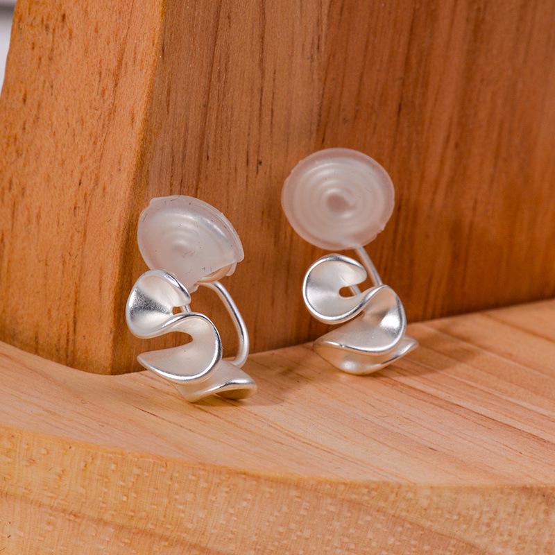 Manșete de urechi geometrice cu flori argintii mate cu margine ondulată - Nu este nevoie de piercing