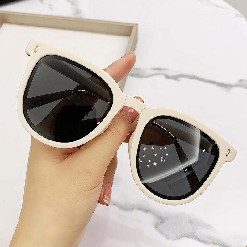 

Trendy Third-Gen Foldable Sunglasses: Unisex Fashion Blush Round Frames