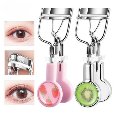 Die Wimpernzange ist gespannt, die Locken sind langanhaltend, die Wimpernzange ist weitwinklig und die Sonnenblumenfrau