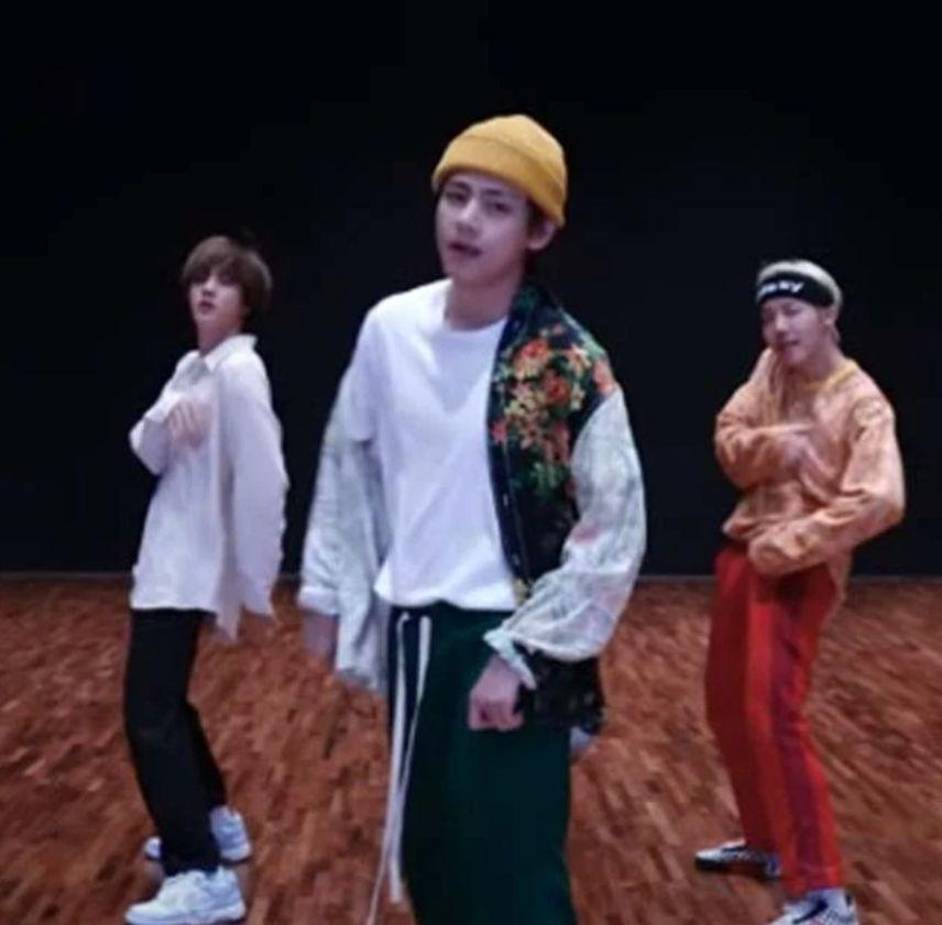 [USED] Knit Hat Worn by V and IEN