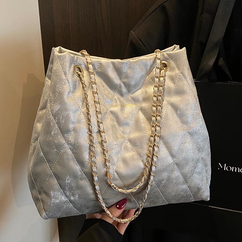 Women's bag 2026 winter new fashion simple niche fashion commuter casual diamond shoulder messenger bag women