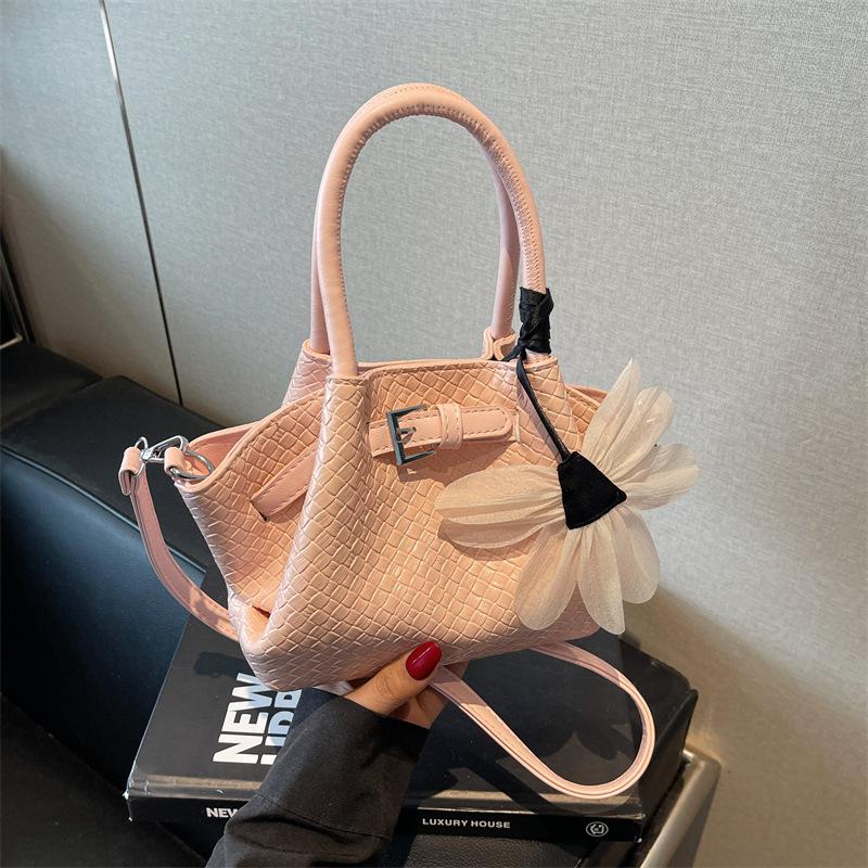 

Niche design bag women s large capacity 2025 new summer fashion messenger bag Korean version portable pleated tote bag розовый