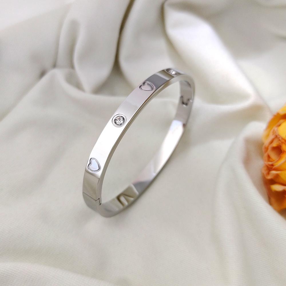 

Женский браслет из титановой стали: Легкая роскошь, универсальность, невыцветающая мода