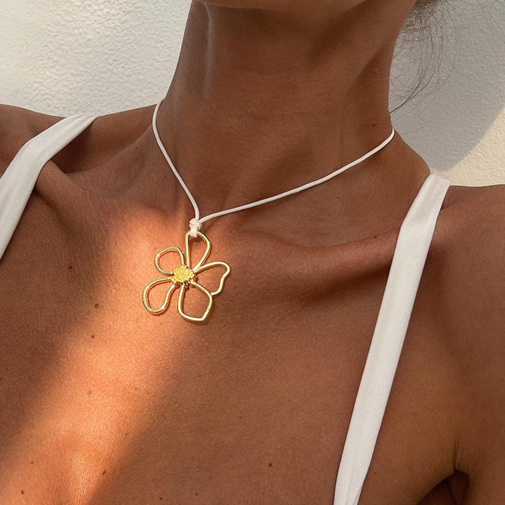 Personalised Niche Flower Pendant Necklace Women Sweet Wind Alloy Large Flower Choker Hollow Necklace
