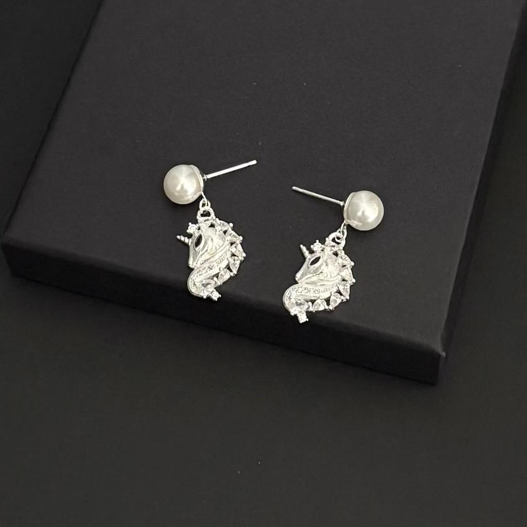 Elegant Unicorn Pendant Necklace - Stylish, Simple Design for a Fashionable Touch