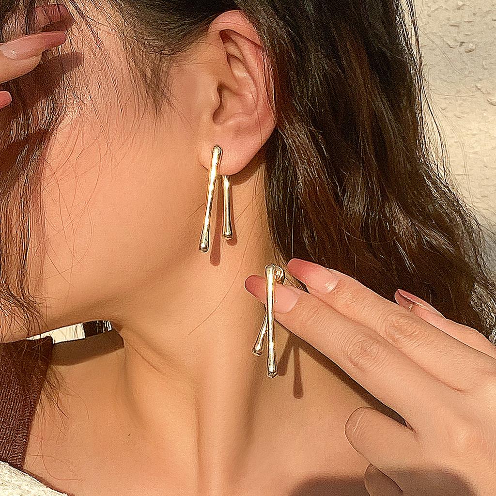 Geometric Cold Wind Metal Liquid Lava Stud Earrings Design Sense Curved Water Drop Earrings