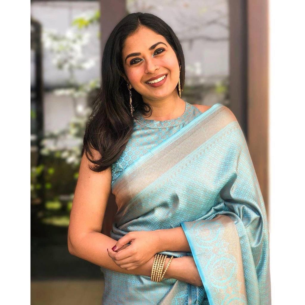 This Beautiful Saree Is Elegantly Decorated with Gorgeous Solid Jacquard Weave That Gives a Perfect Look To the Outfit.